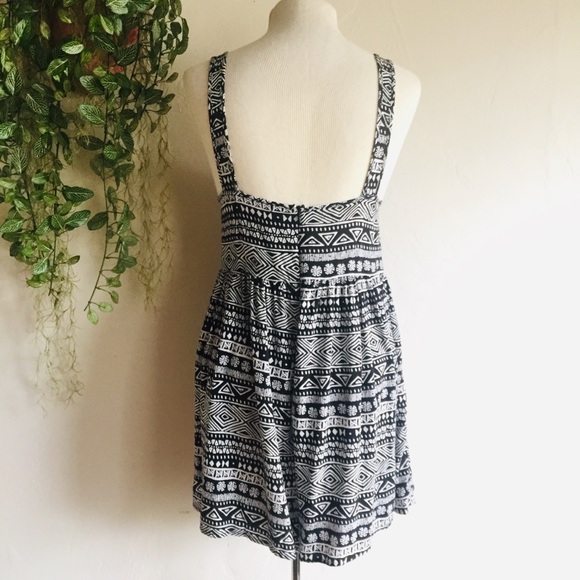 Patterned Flowy Romper - Picture 6 of 8